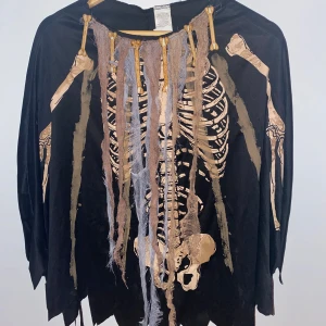 Voodoo kostym🎃 - Halloween kostym för vuxna (poncho) som endast har används 1 gång. I mycket bra skick🧡 (Obs. Huvudbonad & docka tillkommer inte) 