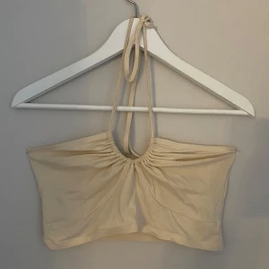 Beige sommartopp  - En så himla fin sommartopp i beige färg som passar jätte bra till en vit lång kjol eller kostymbyxor! 🤍