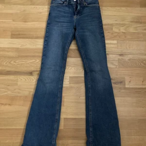 Lågmidgade utsvängda gina tricot jeans (storlek/34) - Säljer ett par jätte snygga Gina tricot jeans pga att de e för små😭, de är nästan helt oanvända.Storlek 34