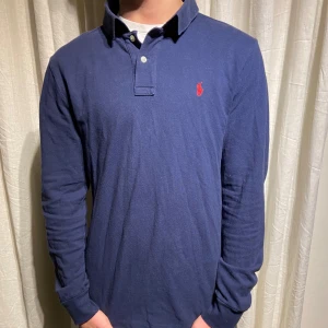 Ralph lauren långärmad piké  - Säljer nu min Ralph lauren långärmad piké. Bra skick och sparsamt använd, det bara att skriva vid frågor. 