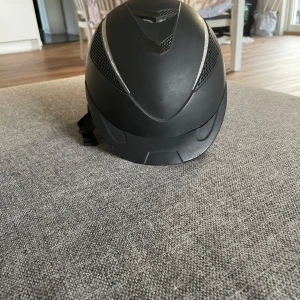 Ridhjälm  - Hej! Säljer nu min ridhjälm som bara ligger i skåpet i stallet, pgr av att den är för liten. Hjälmen är typ som ny den har används 2-3 gånger. Pris går o diskutera vid snabb affär. MVH Isabelle 