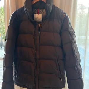 Moncler chevalier jacka  - Inga skador på jackan, saknas endast luva. Kvitto finns. Köpt på high end markets🥰