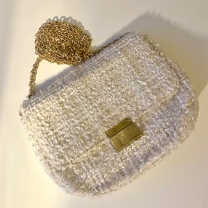 Glittrig handväska - Fått av en vän! Använd en gång dock, skriv om du vill se materialet tydligare eller annat💖