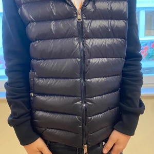 Moncler cardigan  - Storleken är xs riktigt fet cardigan. Inga tydliga defekter, några enstakande knopprar på ryggen men ingen som märks speciellt mycket, hör av er iaf ni vill ha bilder! Najs detaljer som på luvan pris kan diskuteras, hör av er vid frågor! 