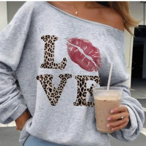 Tjocktröja - Helt ny och oanvänd!! Jätte snygg och bra material! Har dock för många sånna här tröjor så väljer att sälja den mest oanvända och göra plats i min garderob 🥰