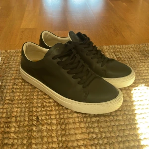 Sneaky Steve - Svarta sneaky steve sneakers.  Nypris 1299. Säljer för de är för små för mig. Använda fåtal gånger. 
