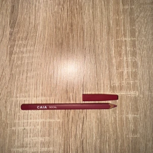 CAIA läppenna, Social - Färgen social, se andra bilden för referens av hur mycket det ör kvar.