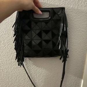 Maje väska  - säljer min fina maje väska, inga direkta defekter endast någon frans som ej är perfekt. pris går att diskutera vid snabb affär. Väskan köptes 2023