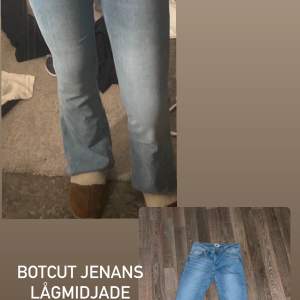 Säljer ett par ljusblå bootcut jeans i lågmidjad stil. Perfekta för en avslappnad look, de är både bekväma och trendiga. Passar bra till både vardag och fest. Skicket är bra och de är redo för en ny ägare!