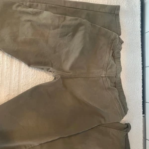 Tights/jeans - Säljer ett par beige tighta byxor i bomull. De är högmidjade och har en bekväm passform som sitter snyggt. Perfekta för både vardag och festliga tillfällen. Byxorna är i bra skick och redo för en ny ägare!