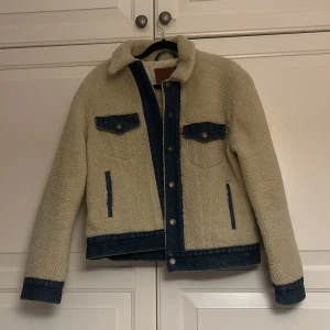 Jacka - Säljer denna coola teddyjackan med jeans detaljer! Den är i fint skick och har inga defekter, sällan använd. Pris kan diskuteras!!!