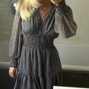 Klänning - Klänning från zara, köpt 2021! Sparsamt använd och slutsåld🩷