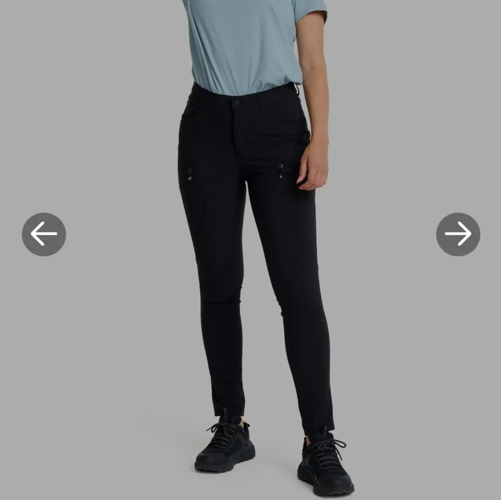 Säljer ett par helt nya svarta Bouncer Highwaist Jeans från RevolutionRace. De är högmidjade och superstretchiga med 4-vägsstretch och DWR-behandling för vattenavvisning. Perfekta för outdoor-äventyr med sex smarta fickor och ingen innersöm. Grymt bekväma och funktionella! Storlek 38/M. Jeans & Byxor.