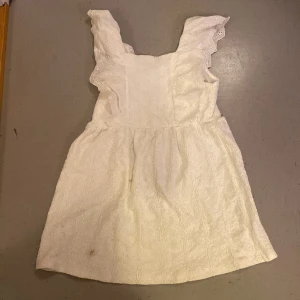 Zara klänning. Stl. 152.  - Zara klänning i storleken 152/ 11-12 cm. Bra skick andvänt 1 gång. En fläck. Skriv om ni vill diskutera nått!