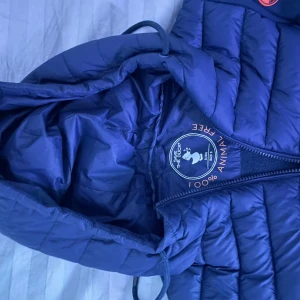 Save The Duck Cardigan - Snygg cardigan från save the duck. Skick 10/10 inga defekter och sparsamt använd. Nypris ca 2000kr.