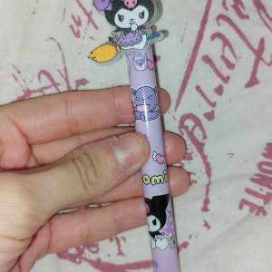 Svart bläckpenna med olika motiv av kuromi från Sanrio  25kr styck 