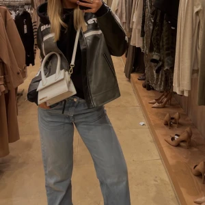 Urban Outfitters jacka - Skinnjacka från UO köpt i london 2023, använd fåtal gånger och därmed som ny. Köpt för 900kr.