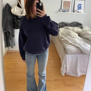 Blå bootcut jeans - Säljer ett par snygga blå bootcut jeans. De är lågmidjade🫶🏻🩷