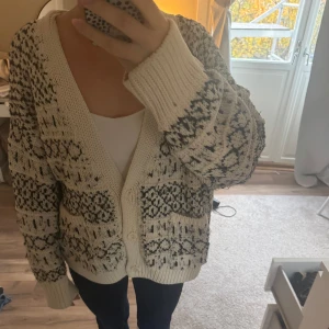 Zara kofta  - Suuuper fin stickad kofta köpt på Zara, perfekt skick, så fint mönster och passform, storlek L men mycket mindre 
