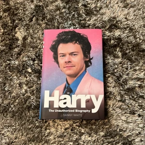 Harry Styles bok  - Harry Styles bok! ”Harry the Unauthorized Biography” Superbra skick! 