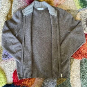 Gran Sasso Zip - Jag säljer denna Zip hoodie då jag behöver pengar. Storlek 46 vilket motsvarar S ungefär. Nypris 3000kr