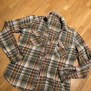 Vintage skjorta  - Äldre rutig skjorta  Ser ut att vara lite insvängd  Strl M/L