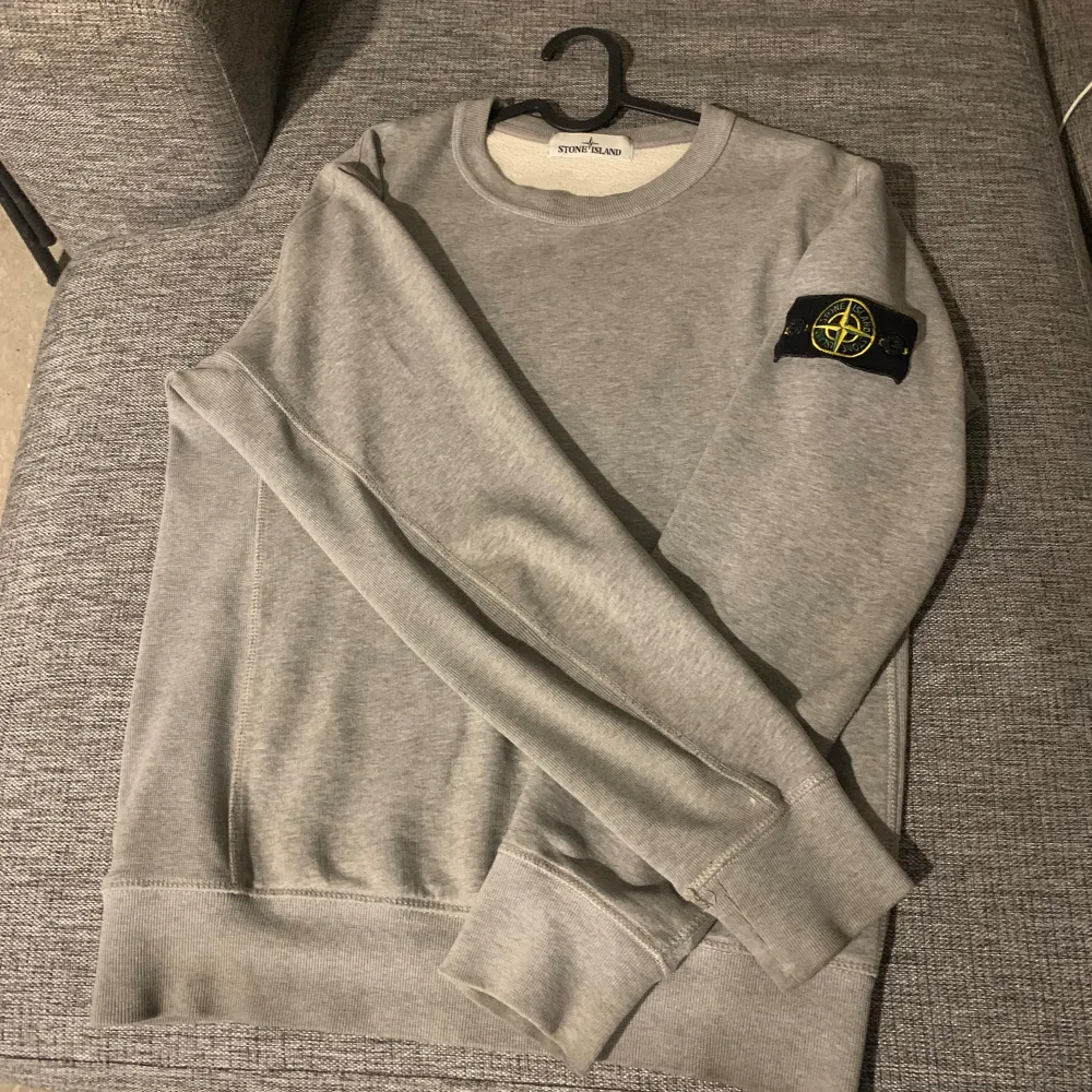 Stone island tröja grå bra skick . Hoodies.