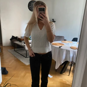 Vit ribbad tröja - Säljer en superfin vit tröja med v-ringning. 