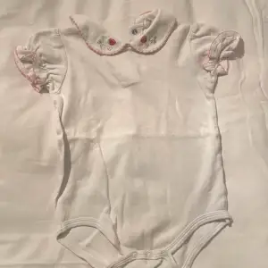 Baby body från Kappahl i storlek 74/80