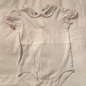 Barn body - Baby body från Kappahl i storlek 74/80