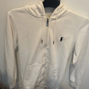 Polo kofta - Säljer en vit polokofta. Använd sparsamt, men har blivit för liten för mig. Mjukt och bekvämt material, perfekt för höst och vinter. Finns för snabb affär!