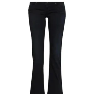 Ltb jeans - Jättefina Ltb jeans i modellen valerie, de är i en mörkblå färg. De har en liten slitning längst ner på ena benet men utöver det är de i bra skick. Jag köpte de på plick men har inte använt de då de är för långa för mig.