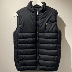 Svart Lyle and scott väst - Svart Lyle and scott väst i väldigt bra skick. Bara använd ett fåtal gånger. Köpt på kidsbrandstore 15/16 år i storlek men är liten i storlek. Hör av dig vid frågor! Mvh