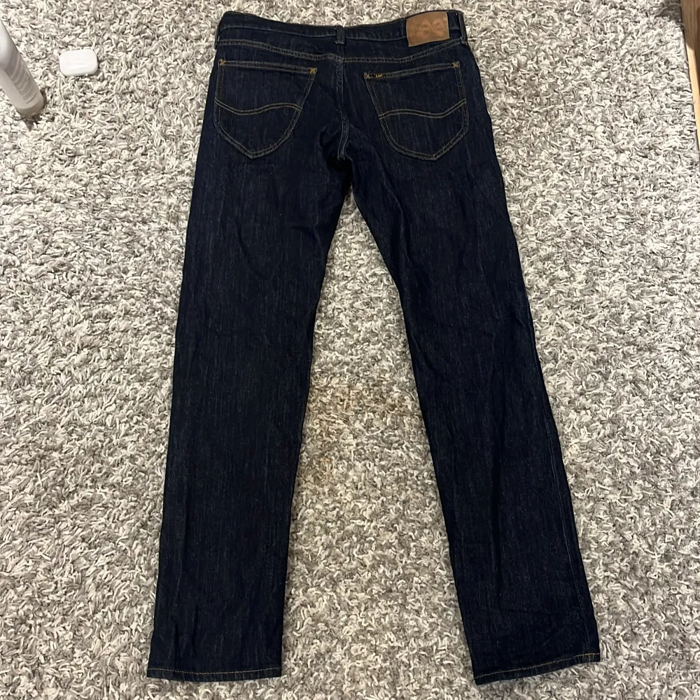 Hej! Säljer mina lee jeans, knappt använda, super bra skick. W31 L32 Nypris:1500. Jeans & Byxor.