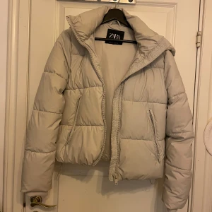 Dunjacka zara  - Vinterjacka från zara storlek S. Jättemysig o varm. Fint skick, skriv för bilder på💕