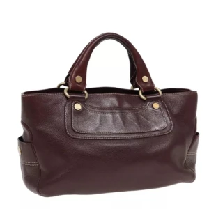 Céline Boogie Väska - Klassisk väska från Céline i Boogie-modellen. Modellen är ur produktion och är därför svår att få tag på!  Väskan är gjord av vackert läder och har detaljer i guldfärgad metall. Insidan har två fack med en ficka med dragkedja i mitten.