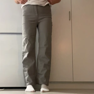  Jeans - Högmidhade Vida jeans i grå färg. Jag är 175 som referens