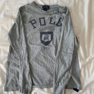 Säljer nu denna riktigt snygga långaärmade ralph lauren t-shirten. Den är storlek 14-16 vilket motsvarar runt XS-S, nypris ligger på cirka 700kr mitt pris 100kr!