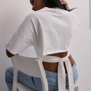 Nelly topp  - Jättegullig open back tröja från Nelly, knappast använd och är slutsåld i denna storlek!!💖💖💖