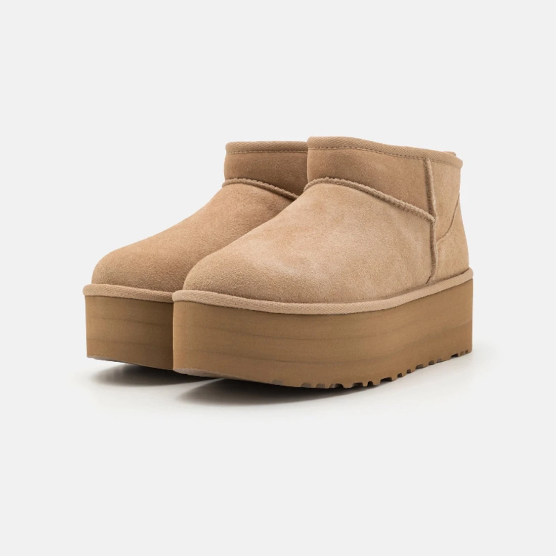 Söker ugg mini plattform i färg sand  - 90