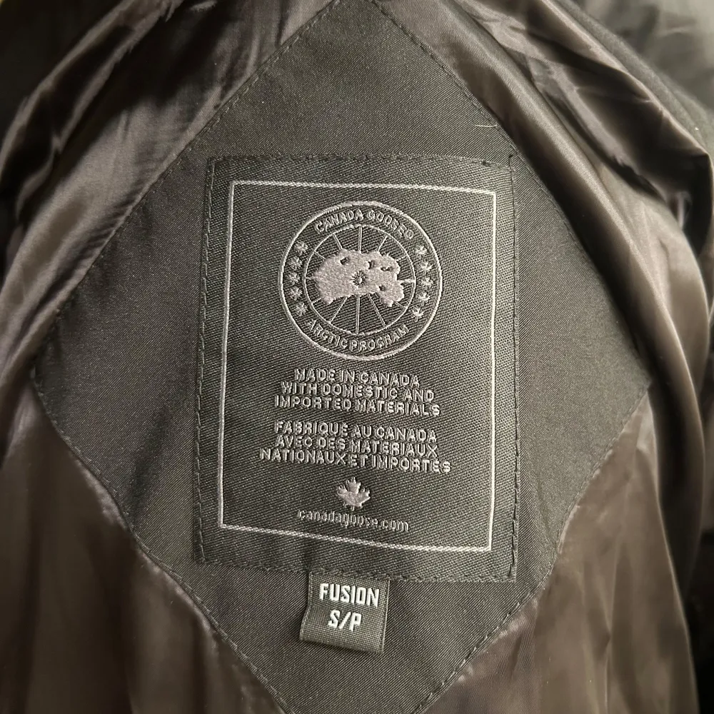 Säljer min härliga Canada Goose Wyndham vinterjacka då min ångerrätt har gått ur datum, riktigt skön och mysig inför vintern, finns tillbehör till jackan så det är bara att höra av er för mer info!!❄️❄️. Jackor.