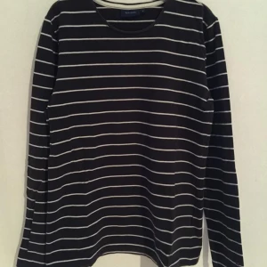 Red & Green tröja. Svart/vit - Tröja i trikå, märke Red & Green. Stl S. Svart & vit-randig. Hämtas på Hägerstensåsen eller ök 🖤 (se gärna alla mina andra annonser)