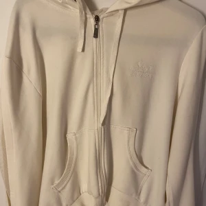 Vit kofta - Har inga tecken på användning. Ser helt ny ut.