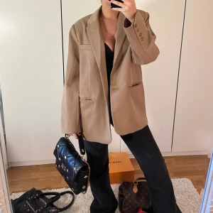 Beige blazer  - Super snygg beige blazer!! Väldigt bra material 💕❤️passar xs-m