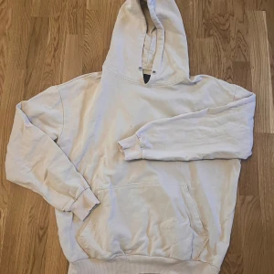 Gräddvit hoodie från L157 - Vit/beige hoodie från Lager 157! En liten fläck som man säkert kan få bort men fick inte bort den i tvätten.