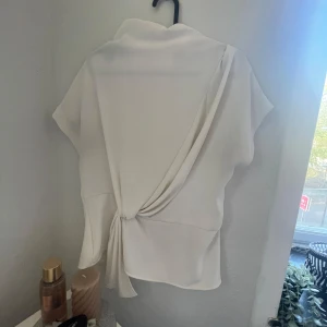 Trendig zara blus - Vit. Använd få gånger. Liten i storlek så skulle säga att det är en strl M