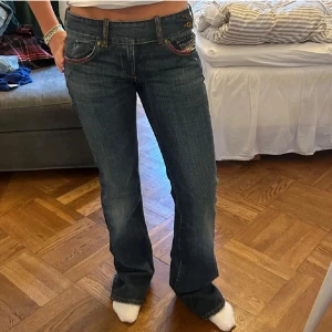 Diesel jeans - Vintage jeans från diesel i storlek W28! Innerbenslängd: 87 cm💗 köpta här på Plick men säljer för de tyvärr var för små för mig:)