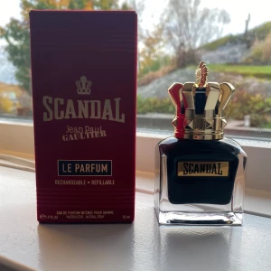 Jean Paul Gaultier Scandal  - Säljer denna Jean Paul Gaultier scandal le perfume. En väldigt mörk o ljup vinter/höst parfym.🖤 🍂 In princip ny och bara använd ett fåtal gånger så ungefär 47/50ml kvar i flaskan. Nypriset på denna parfymen är runt 1000kr. Priset ej hugget i sten! 