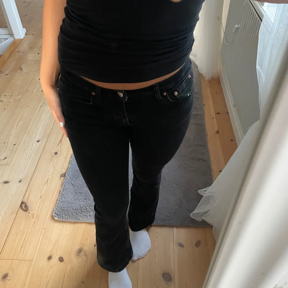 Säljer dessa lågmidjade jeans då dom blivit lite för små för mig. Bra skick och använda ett fåtal gånger.🤍. Jeans & Byxor.