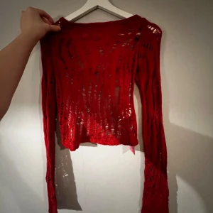 Edikted topp - Edikted tröja. Aldrig använd. Prislapp kvar. Mörk röd med öppen rygg